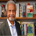 Le romancier tanzanien Abdulrazak Gurnah reçoit son prestigieux prix nobel de littérature 2021 à Londres.